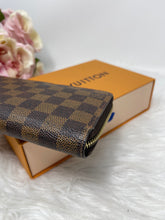 Load image into Gallery viewer, Zippy Wallet DE SKU6418
