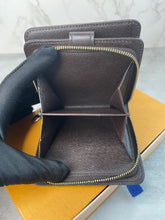 Load image into Gallery viewer, Compact DE Wallet SKU6495