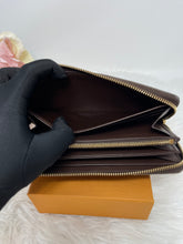 Load image into Gallery viewer, Zippy Wallet DE SKU6419