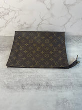 Load image into Gallery viewer, Toiletry 26 Monogram SKU6486