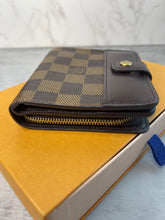 Load image into Gallery viewer, Compact DE Wallet SKU6495