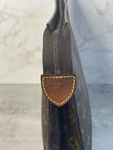 Load image into Gallery viewer, Toiletry 26 Monogram SKU6486