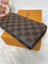 Load image into Gallery viewer, Zippy Wallet DE SKU6419