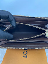 Load image into Gallery viewer, Zippy Wallet DE SKU6419