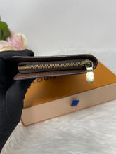 Load image into Gallery viewer, Zippy Wallet DE SKU6361