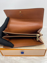 Load image into Gallery viewer, Sarah Wallet SKU6143
