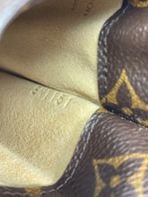 Load image into Gallery viewer, Sunglass Case SKU1624