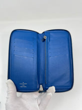 Load image into Gallery viewer, Men’s Zippy Wallet SKU1175