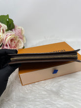 Load image into Gallery viewer, Zippy Wallet DE SKU6361