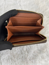 Load image into Gallery viewer, Zippy Coin Monogram SKU848