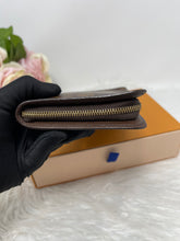 Load image into Gallery viewer, Zippy Wallet DE SKU6361