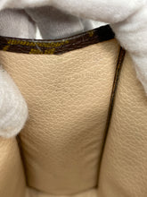 Load image into Gallery viewer, Toiletry 19 SKU1537