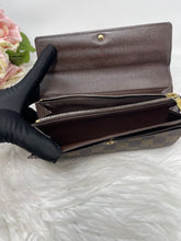 Load image into Gallery viewer, Sarah DE Wallet SKU6335