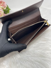Load image into Gallery viewer, Sarah DE Wallet SKU6335
