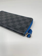 Load image into Gallery viewer, Men’s Zippy Wallet SKU1175
