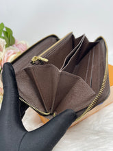 Load image into Gallery viewer, Zippy Wallet SKU6418
