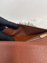 Load image into Gallery viewer, Kisslock Long Wallet SKU6099