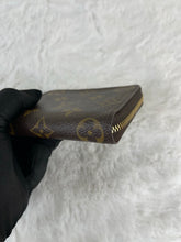 Load image into Gallery viewer, Zippy Coin Monogram SKU848