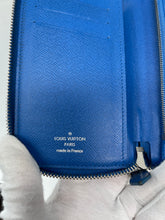Load image into Gallery viewer, Men’s Zippy Wallet SKU1175