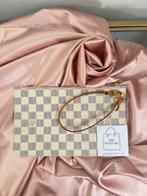 Load image into Gallery viewer, Neverfull Pouch MM Azur SKU6289