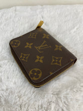 Load image into Gallery viewer, Zippy Coin Monogram SKU848