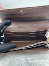 Load image into Gallery viewer, Sarah DE Wallet SKU6335