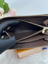 Load image into Gallery viewer, Zippy Wallet SKU6418