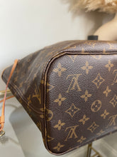 Load image into Gallery viewer, Neverfull MM Cerise SKU6340