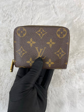 Load image into Gallery viewer, Zippy Coin Monogram SKU848