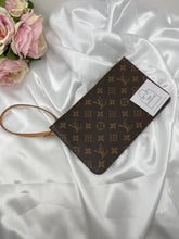 Load image into Gallery viewer, Neverfull Pouch MM Beige SKU6270