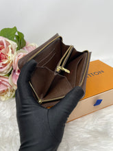 Load image into Gallery viewer, Zippy Wallet DE SKU6361
