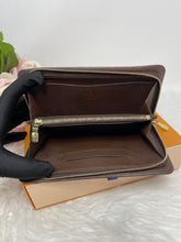 Load image into Gallery viewer, Zippy Wallet DE SKU6361