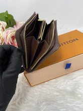 Load image into Gallery viewer, Zippy Wallet DE SKU6361