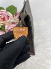 Load image into Gallery viewer, Toiletry 26 SKU6324