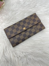 Load image into Gallery viewer, Sarah DE Wallet SKU6335