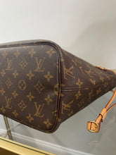 Load image into Gallery viewer, Neverfull MM Cerise SKU6290