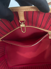 Load image into Gallery viewer, Neverfull MM Cerise SKU6290