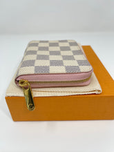 Load image into Gallery viewer, Zippy Coin Azur SKU870