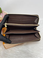 Load image into Gallery viewer, Zippy Wallet SKU6418