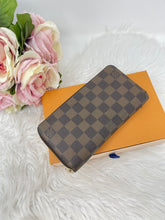 Load image into Gallery viewer, Zippy Wallet SKU6418