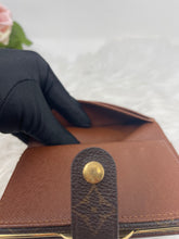 Load image into Gallery viewer, Kisslock Wallet SKU6327