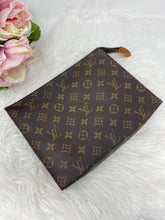 Load image into Gallery viewer, Toiletry 26 SKU6324