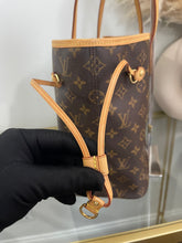 Load image into Gallery viewer, Neverfull MM Cerise SKU6290