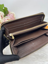 Load image into Gallery viewer, Zippy Wallet SKU6418