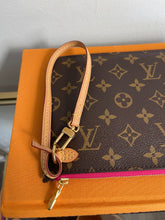 Load image into Gallery viewer, Neverfull Pouch MM Pivione SKU6268