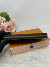 Load image into Gallery viewer, Zippy Wallet SKU6418