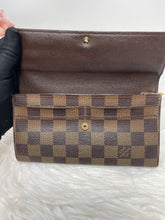 Load image into Gallery viewer, Sarah DE Wallet SKU6335
