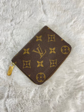 Load image into Gallery viewer, Zippy Coin Monogram SKU848