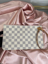 Load image into Gallery viewer, Neverfull Pouch MM Azur SKU6289