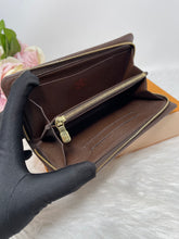 Load image into Gallery viewer, Zippy Wallet DE SKU6361